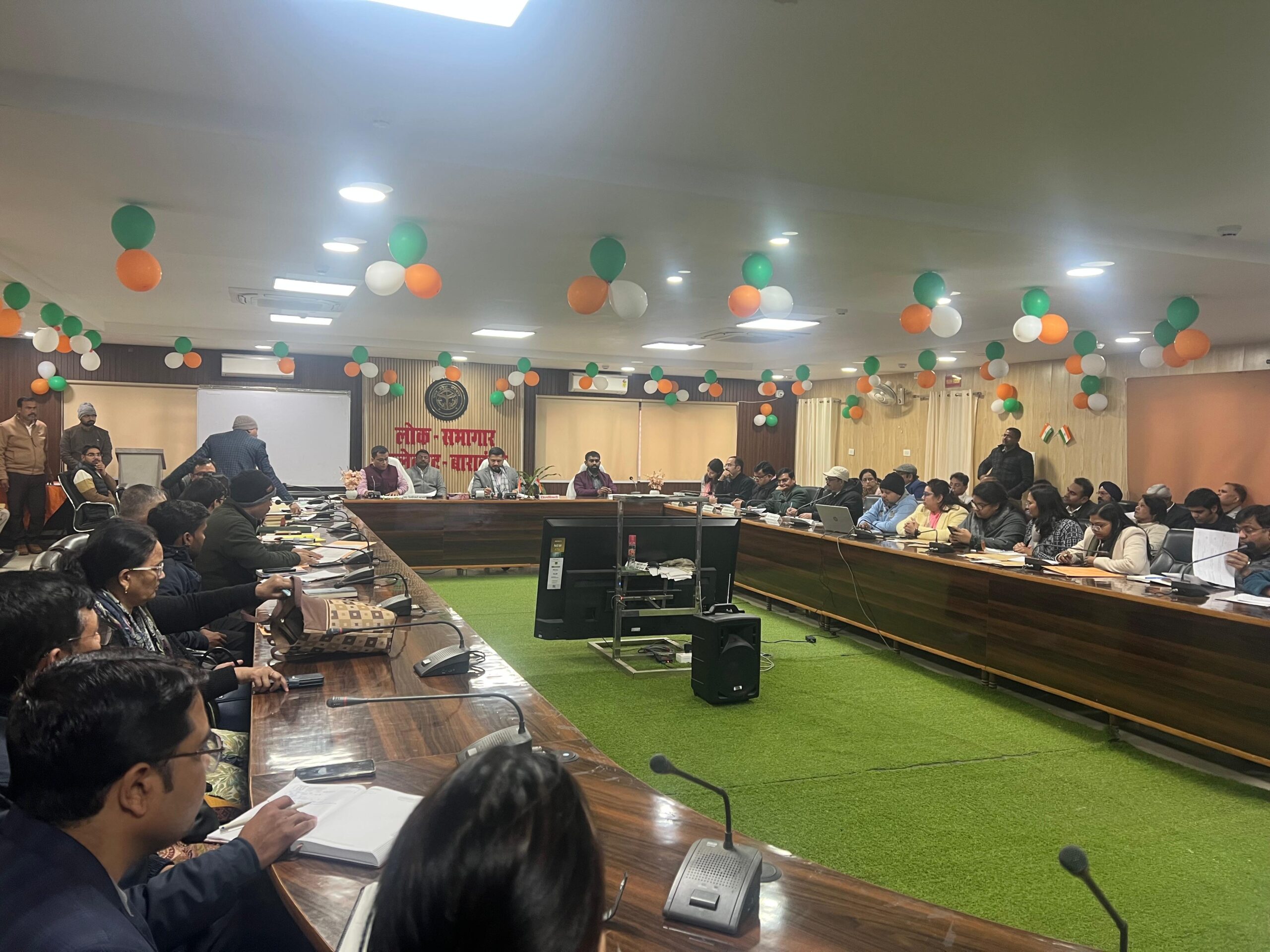 Barabanki: आईजीआरएस शिकायतों के निस्तारण में लापरवाही पर सख़्त हुए डीम शशांक त्रिपाठी, कई अधिकारियों का रोका वेतन, मची खलबली