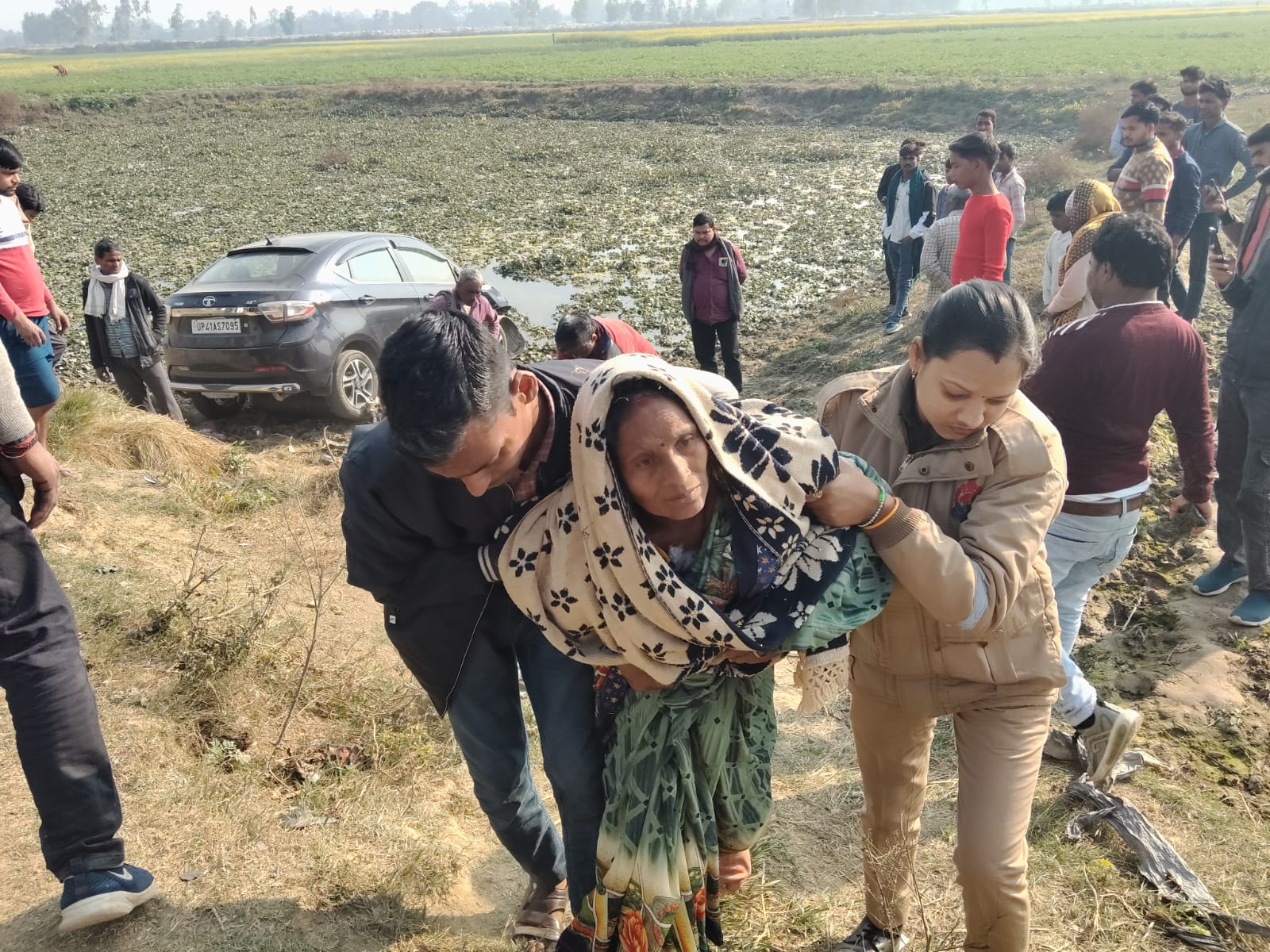 Barabanki: कार और बाइक की आमने-सामने भीषण टक्कर, दोनों वाहन तालाब में गिरे, दंपति गंभीर रूप से घायल