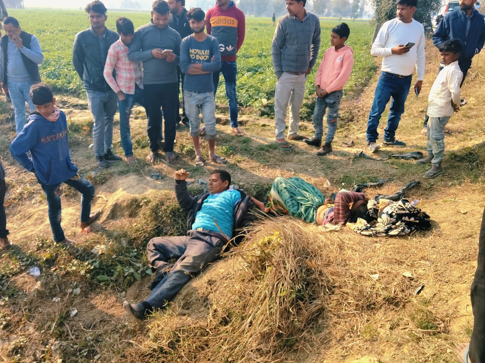 Barabanki: कार और बाइक की आमने-सामने भीषण टक्कर, दोनों वाहन तालाब में गिरे, दंपति गंभीर रूप से घायल