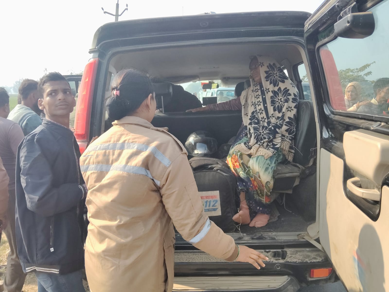 Barabanki: कार और बाइक की आमने-सामने भीषण टक्कर, दोनों वाहन तालाब में गिरे, दंपति गंभीर रूप से घायल