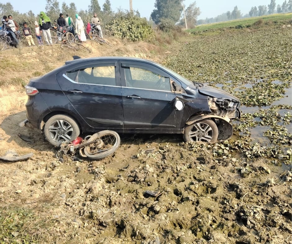 Barabanki: कार और बाइक की आमने-सामने भीषण टक्कर, दोनों वाहन तालाब में गिरे, दंपति गंभीर रूप से घायल