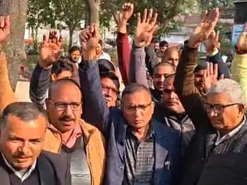 Barabanki News: बारा टोल प्लाजा पर खुलेआम गुंडागर्दी, हाईकोर्ट अधिवक्ता से मारपीट; वीडियो वायरल - 5 नामजद समेत 7 पर मुकदमा