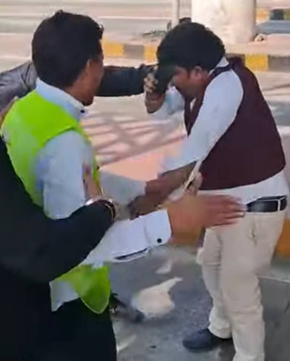 Barabanki News: बारा टोल प्लाजा पर खुलेआम गुंडागर्दी, हाईकोर्ट अधिवक्ता से मारपीट; वीडियो वायरल - 5 नामजद समेत 7 पर मुकदमा