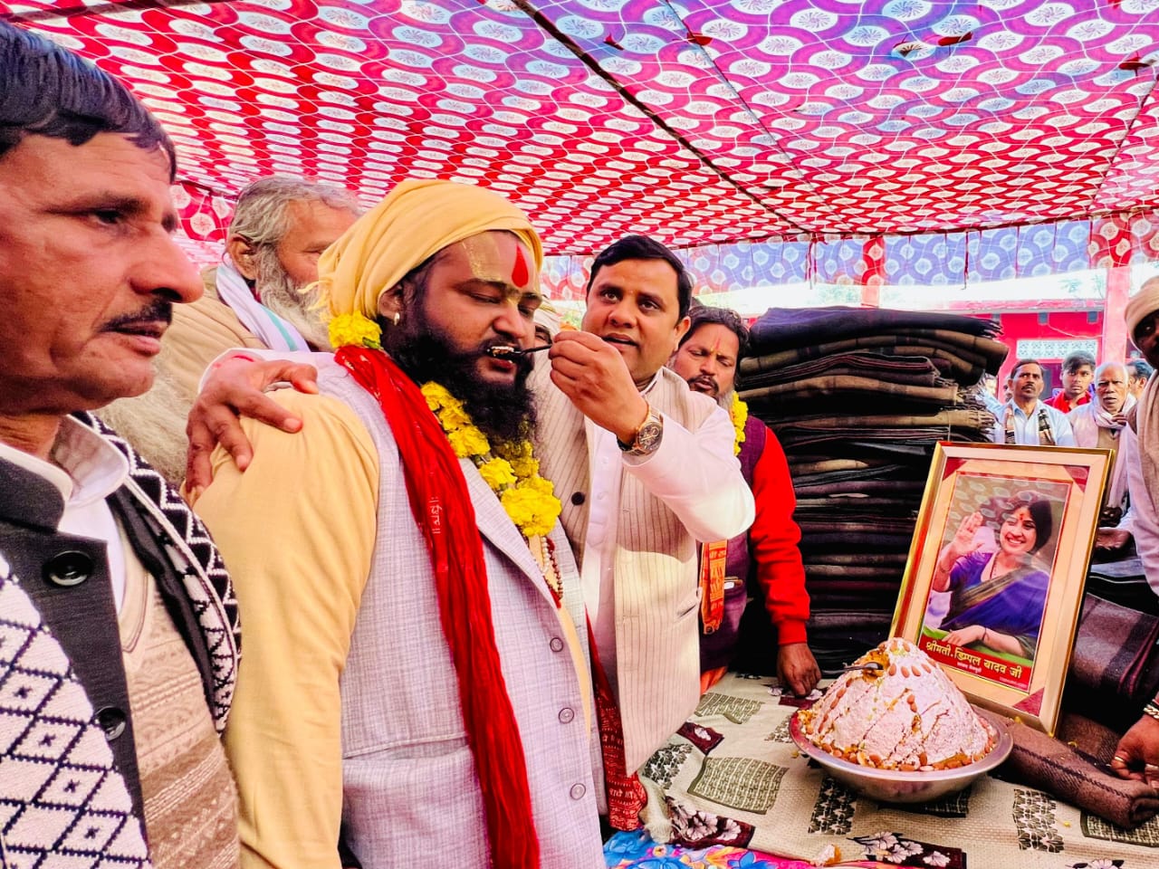 Barabanki: श्री वृंदावन आश्रम में धूमधाम से मनाया गया सांसद डिंपल यादव का जन्मोत्सव, पूर्व एमएलसी राजेश यादव 'राजू' ने संत-महात्माओं का किया सम्मान