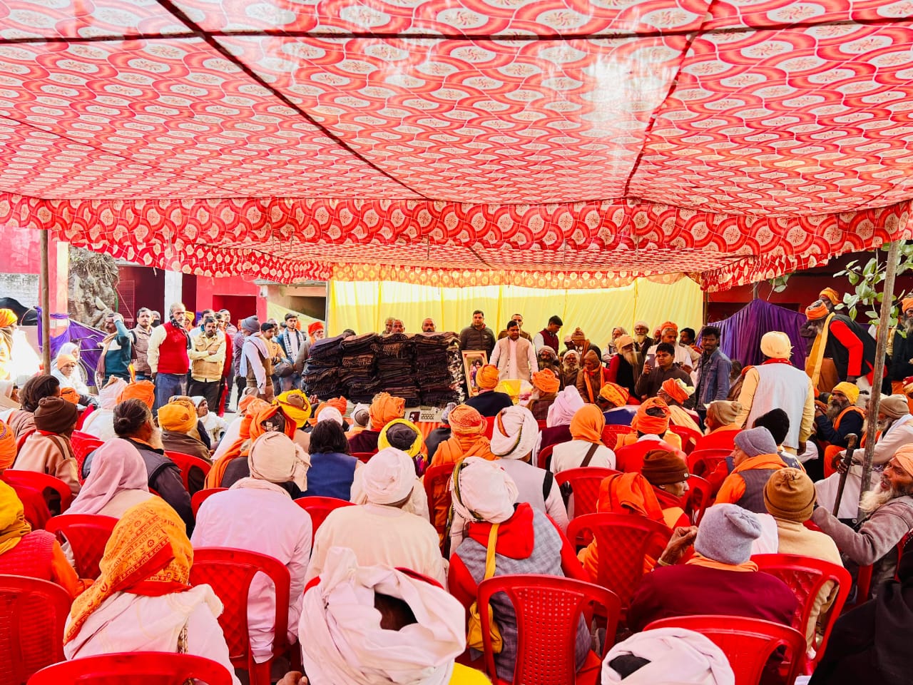 Barabanki: श्री वृंदावन आश्रम में धूमधाम से मनाया गया सांसद डिंपल यादव का जन्मोत्सव, पूर्व एमएलसी राजेश यादव 'राजू' ने संत-महात्माओं का किया सम्मान