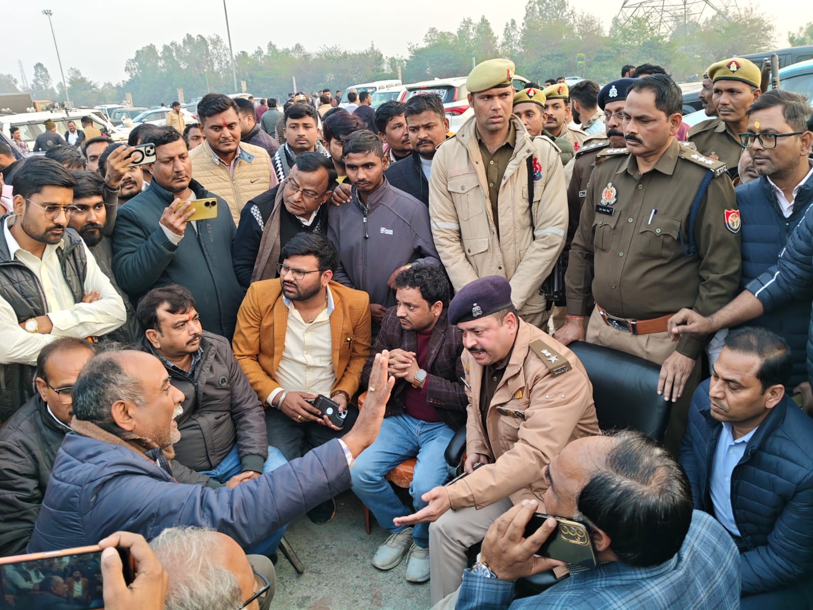 Barabanki: हाईकोर्ट अधिवक्ता की पिटाई के विरोध में बारा टोल प्लाजा पर वकीलों का उग्र प्रदर्शन, सारा दिन फ्री रहा टोल प्लाजा, बेरोकटोक गुजरते रहे वाहन 