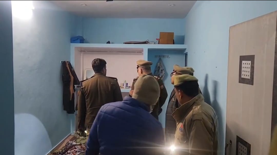 Lucknow: विकास नगर में युवक ने अवैध रिवॉल्वर से मारी गोली, हुई मौत; मामले की जांच-पड़ताल में जुटी पुलिस व फॉरेंसिक टीम