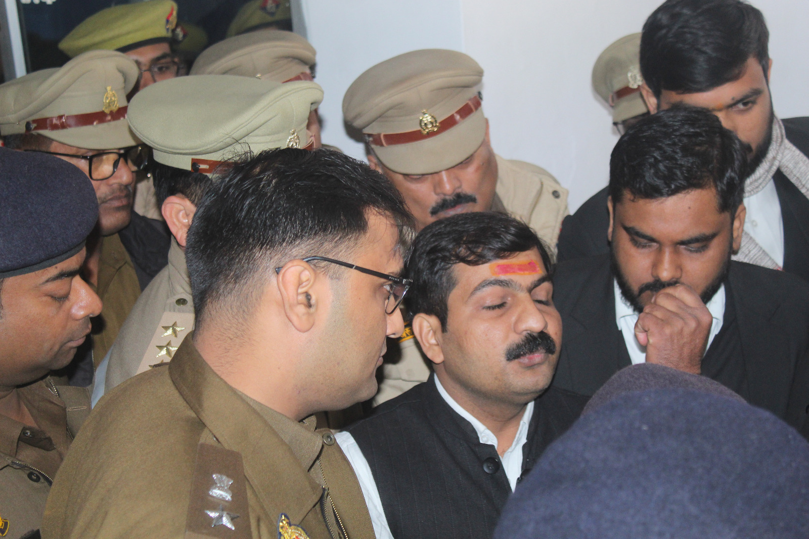 Barabanki: तूल पकड़ रहा टोल प्लाजा पर अधिवक्ता से मारपीट का मामला,  वकीलों ने SP कार्यालय घेरा; गैंगस्टर व रासुका की मांग