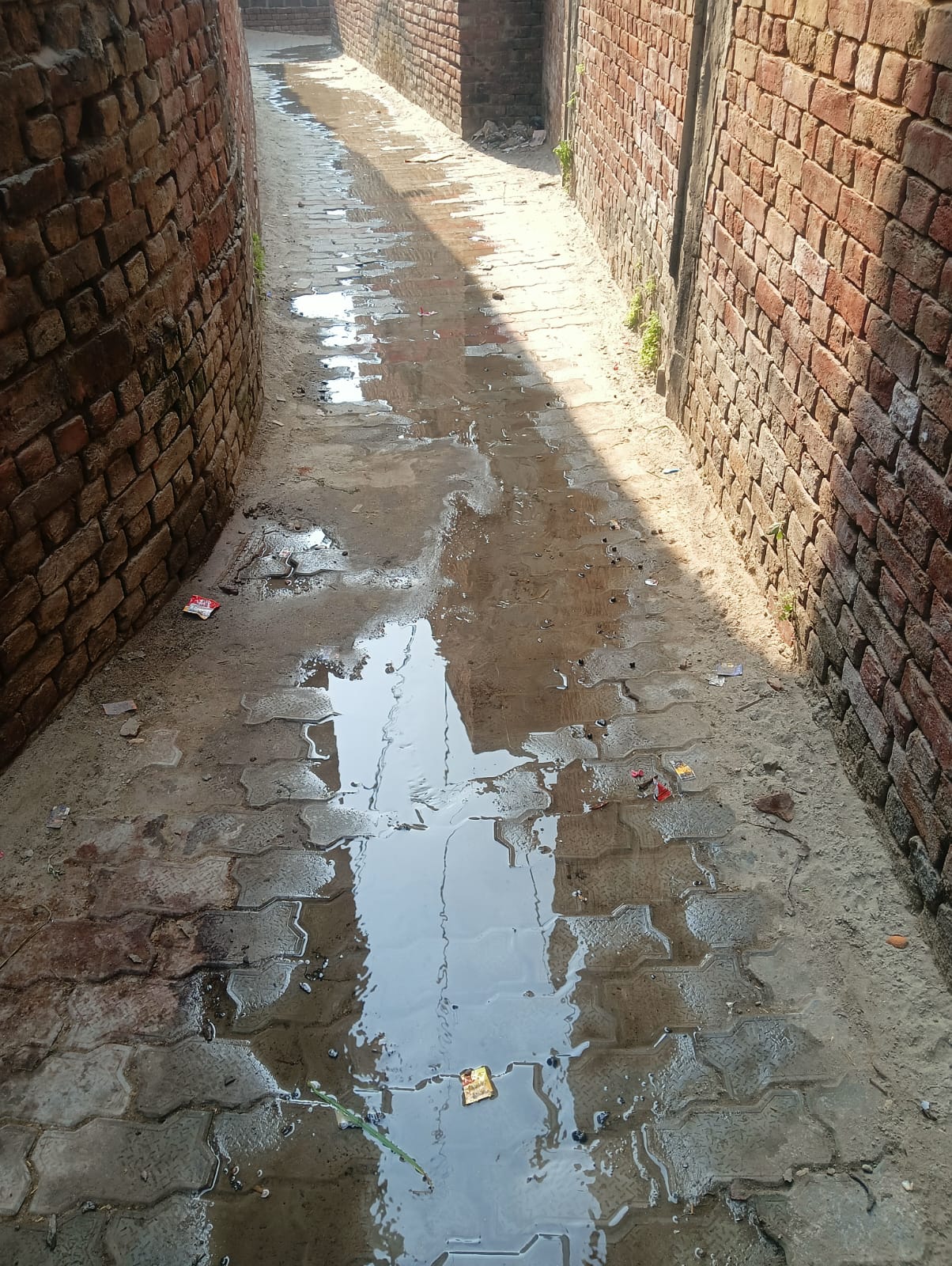 Barabanki:  पाइपलाइनों में लीकेज से बर्बाद हो रहा हज़ारों लीटर पानी, घरों तक नहीं पहुंच रहा पेयजल, बूंद-बूंद पानी को परेशान ग्रामीण 