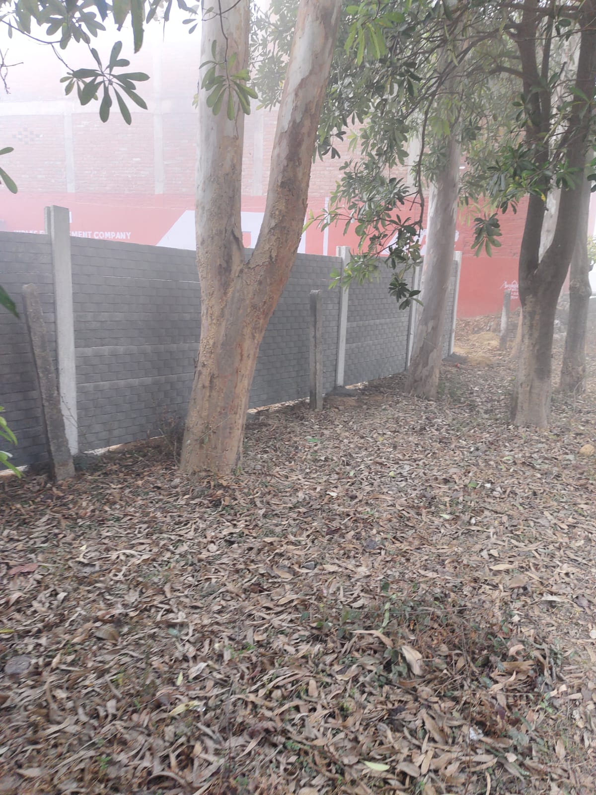 Barabanki: लखनऊ-अयोध्या हाईवे किनारे बेशकीमती जमीन पर रातों रात बाउंड्री बनाकर कब्जे का प्रयास, विरोध पर दबंगों ने दी गोली मारने की धमकीं