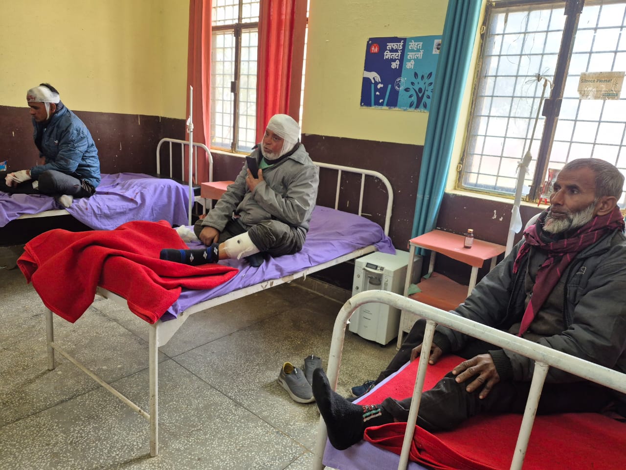 Barabanki:  घने कोहरे के चलते भीषण हादसा, रोडवेज बस ने दो कारों को मारी टक्कर; एक की मौत, 11 घायल