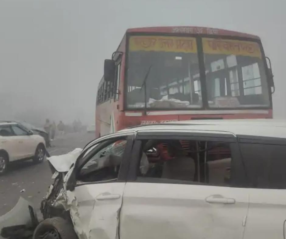 Barabanki:  घने कोहरे के चलते भीषण हादसा, रोडवेज बस ने दो कारों को मारी टक्कर; एक की मौत, 11 घायल