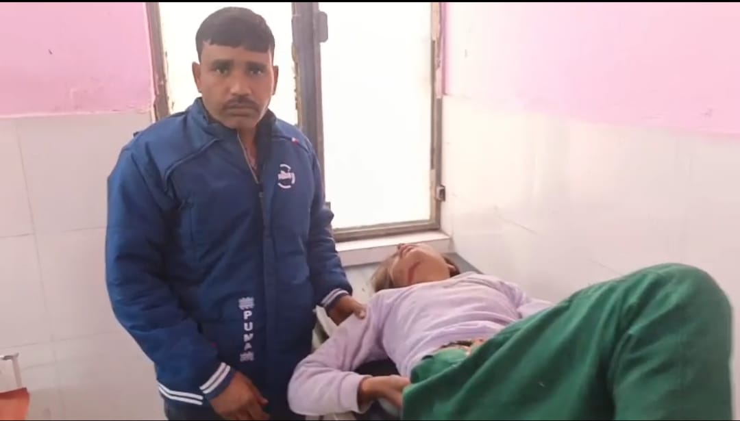 Barabanki: कलश यात्रा के दौरान बड़ा हादसा, श्रद्धालुओं से भरी ट्रैक्टर-ट्रॉली खड्ड में पलटी, 18 घायल, 7 की हालत गंभीर