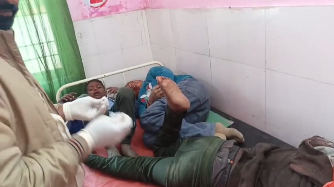 Barabanki: कलश यात्रा के दौरान बड़ा हादसा, श्रद्धालुओं से भरी ट्रैक्टर-ट्रॉली खड्ड में पलटी, 18 घायल, 7 की हालत गंभीर