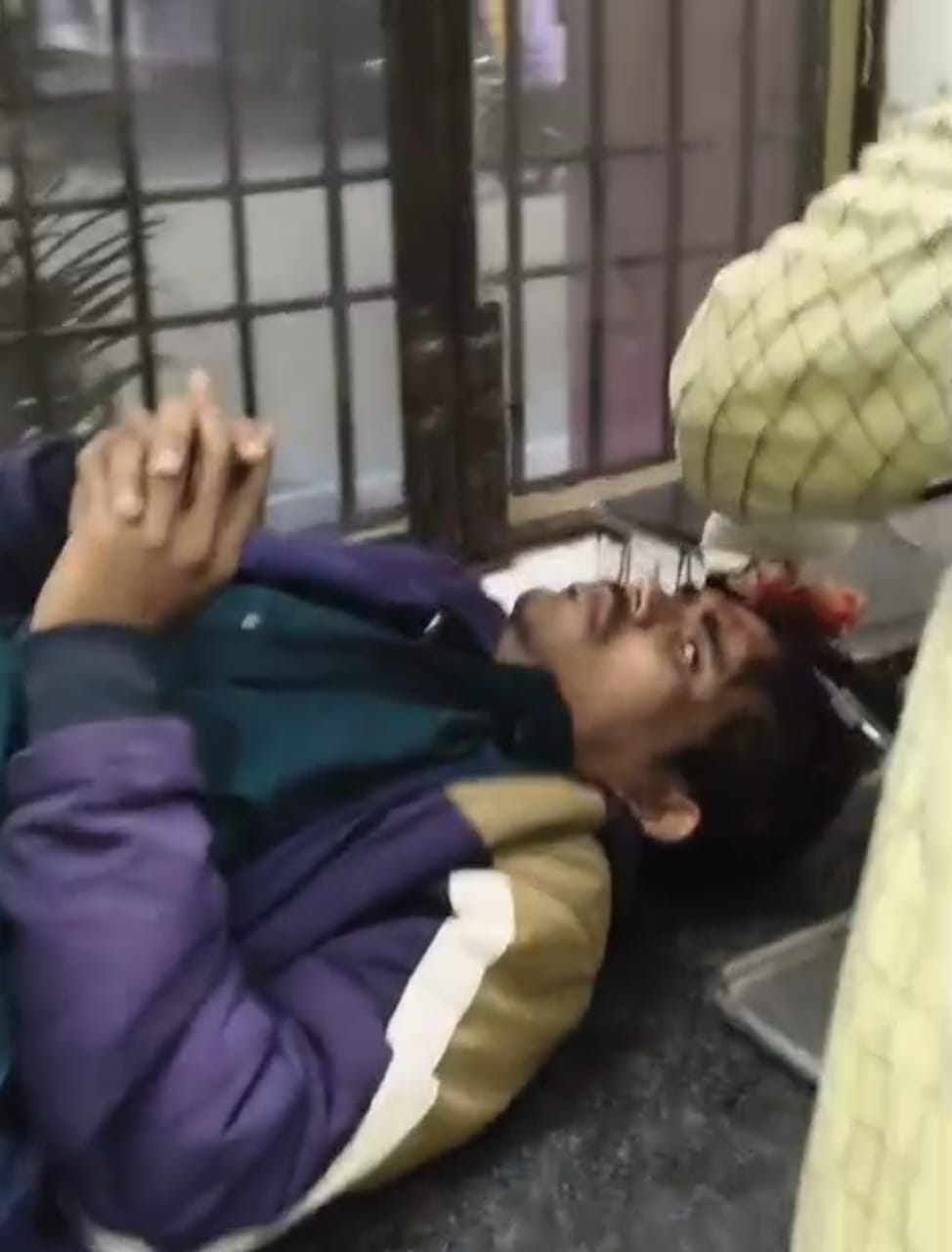 Barabanki: लखनऊ-अयोध्या हाईवे पर भीषण सड़क हादसा, अनियंत्रित होकर पलटी गोरखपुर से दिल्ली जा रही डबल डेकर बस, 10 यात्री घायल