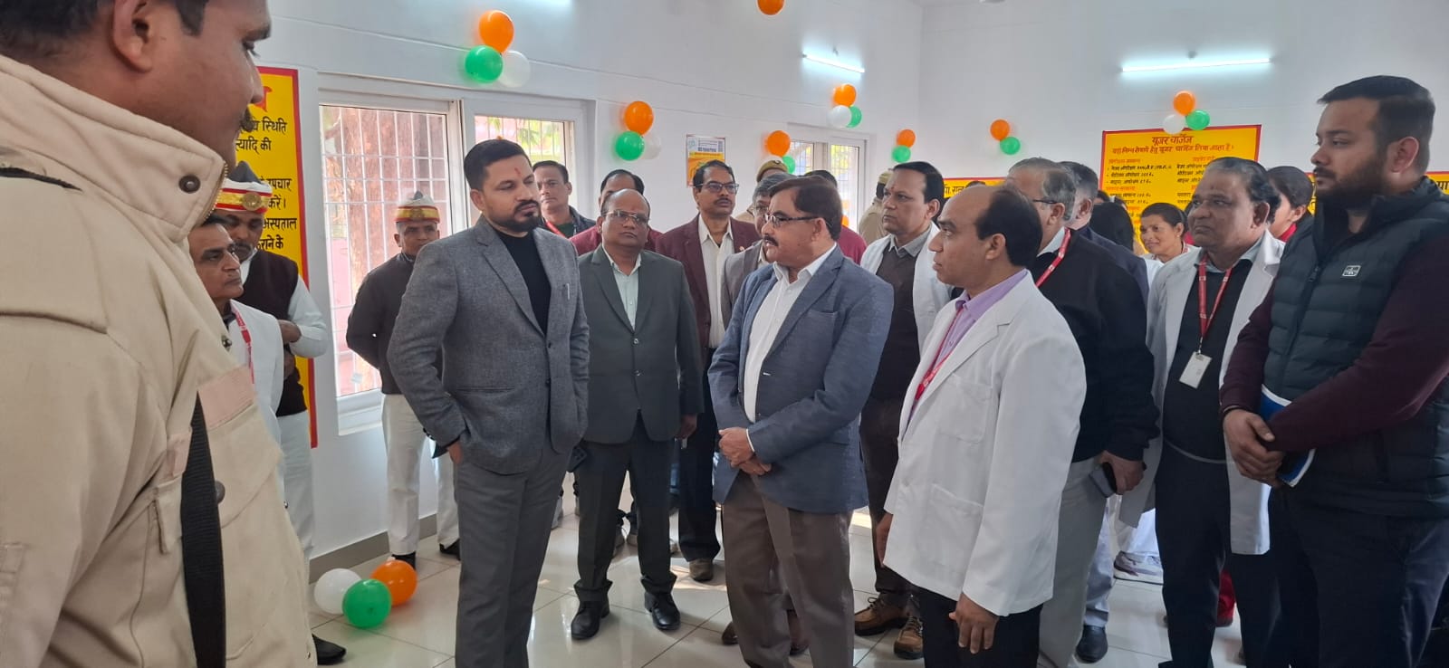 Barabanki: जिला अस्पताल को मिली बड़ी सौगात, DM ने किया नव निर्मित पंजीकरण भवन व जन औषधि केंद्र का उद्घाटन