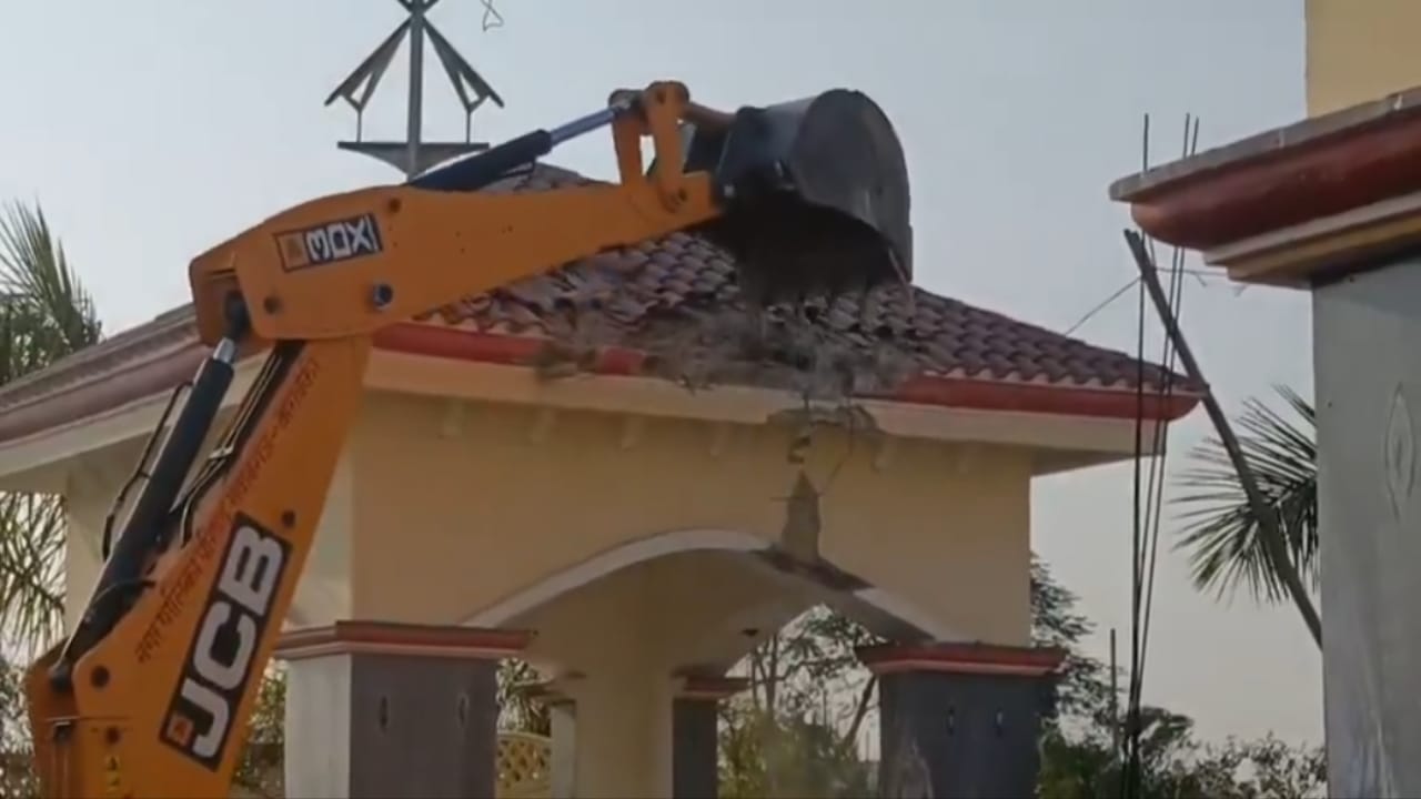 Barabanki News: सरकारी ज़मीन पर अवैध प्लाटिंग के खिलाफ प्रशासन की बड़ी कार्रवाई, HM ग्रीन सिटी के अवैध निर्माण पर चला बुलडोजर, मचा हड़कंप