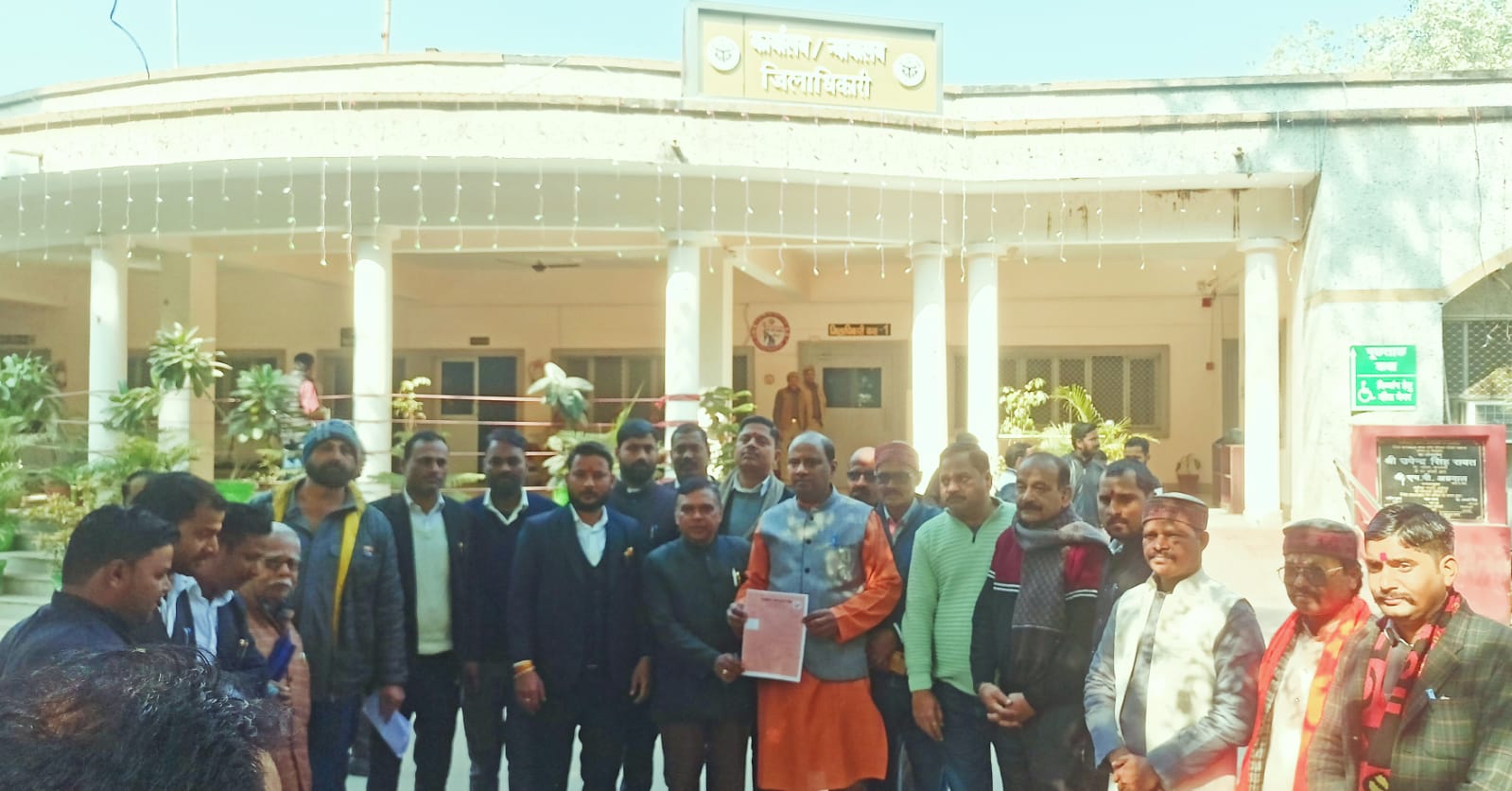 Barabanki News: प्राचीन शिव मंदिर पर अवैध कब्जे के प्रयासों से हिंदूवादी संगठनों में उबाल, कार्रवाई को मांग को लेकर डीएम को सौंपा ज्ञापन