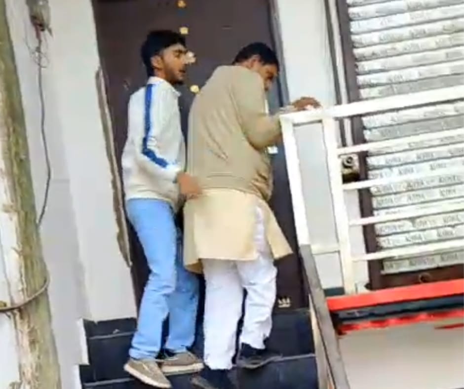 Barabanki News: स्पा सेंटर संचालिका और भाजपा नेता में तीखी बहस, ग्रामीणों ने असामाजिक गतिविधियों का लगाया आरोप; किया जोरदार प्रदर्शन