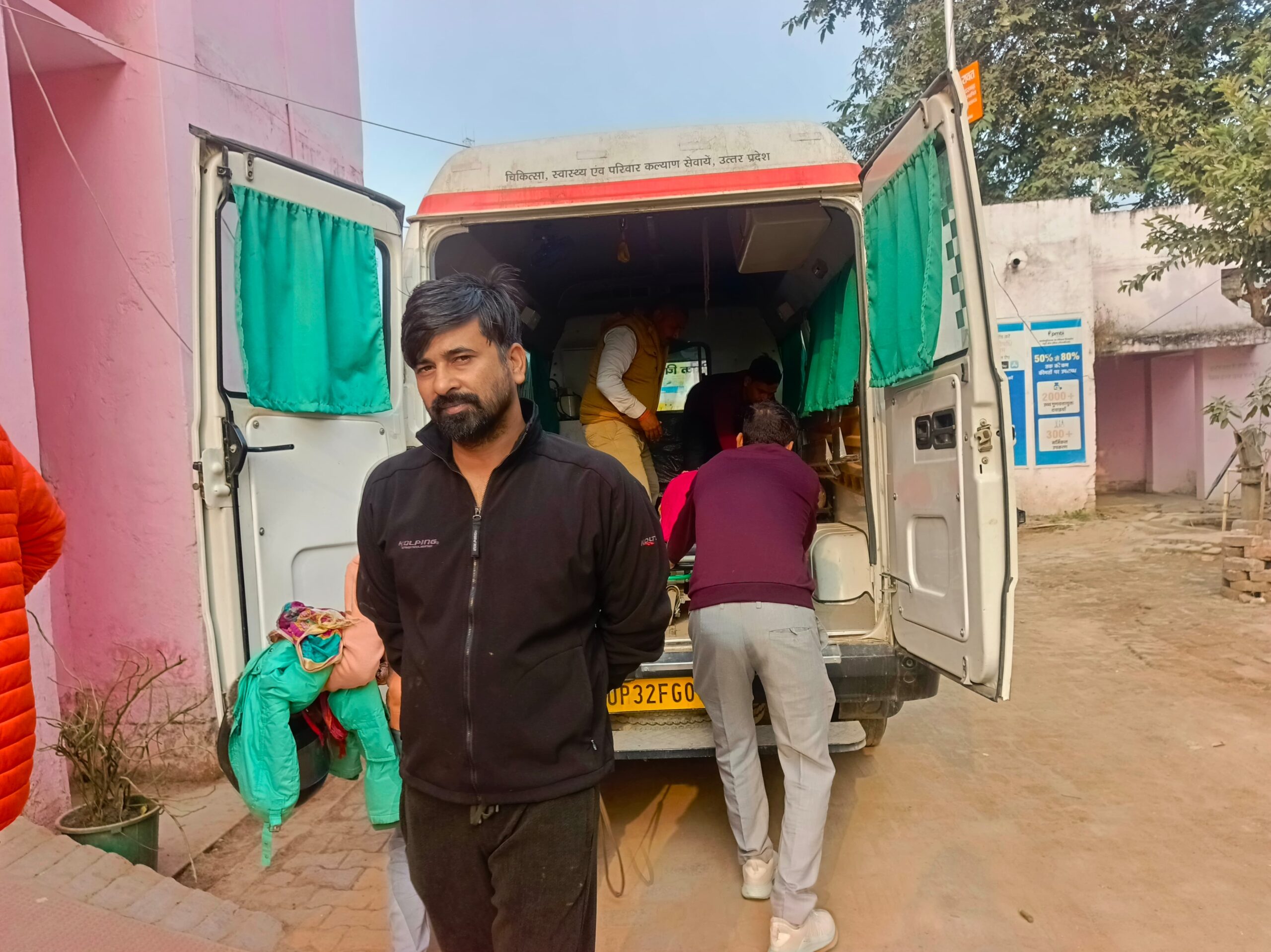 Barabanki News: लखनऊ–सुल्तानपुर हाईवे पर दर्दनाक हादसा, चलती बाइक से गिरकर गंभीर रूप से घायल हुई महिला; लखनऊ रेफर