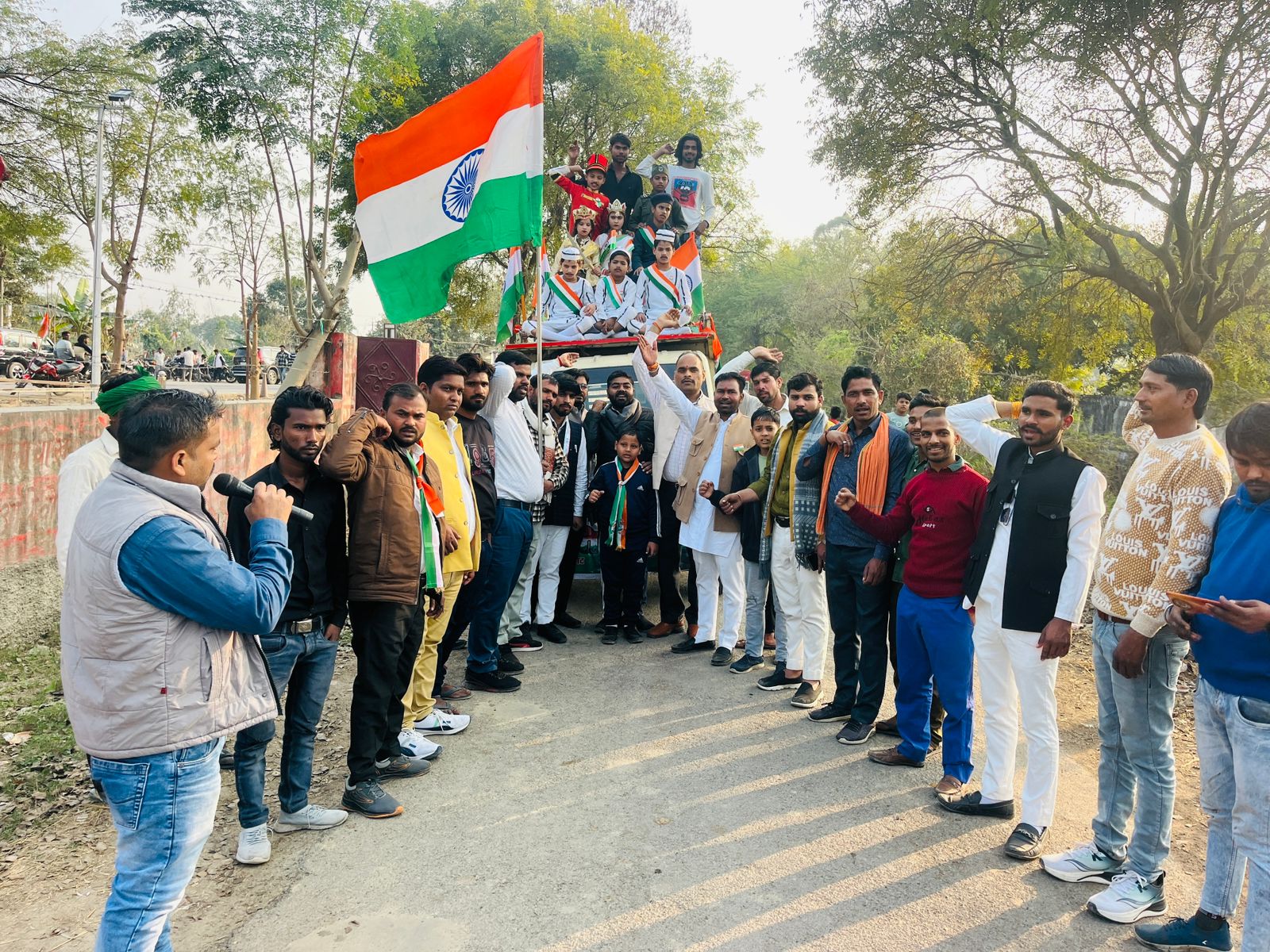 Barabanki News: गणतंत्र दिवस की पूर्व संध्या पर गूंजा देशभक्ति का संदेश, भारत माता व वीर शहीदों की झांकियों के साथ निकली भव्य तिरंगा यात्रा