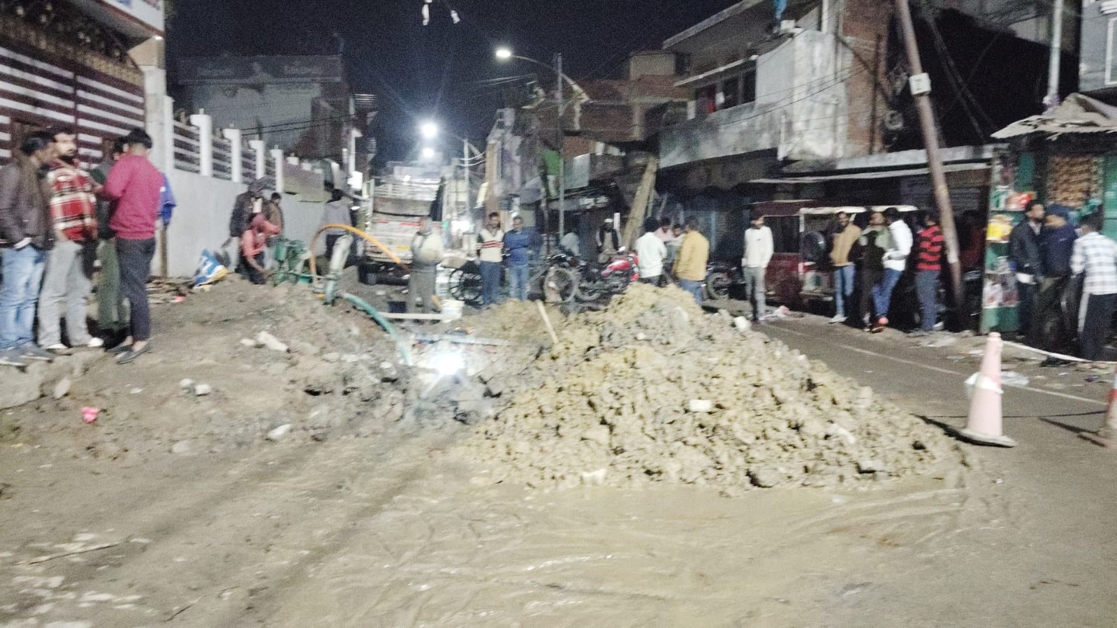 Barabanki News: टोरेंट गैस की खुदाई से टूटी पाइपलाइन, जलापूर्ति ठप; बूंद बूंद पानी को तरस रही जनता - कब जागेंगे जिम्मेदार?