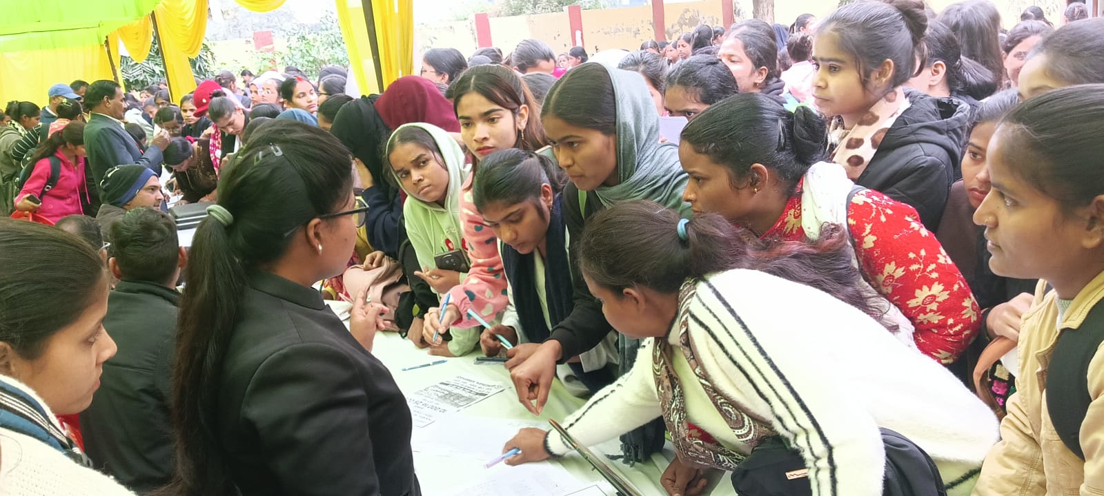 Barabanki News: महिला सशक्तिकरण की मिसाल बना पिंक रोज़गार मेला, 1374 अभ्यर्थियों ने लिया हिस्सा; 740 को मिला जॉब ऑफर