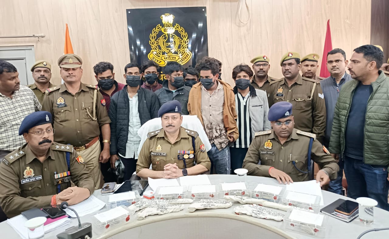Barabanki News: देवां फिशरीज में हुई लाखों की डकैती का पर्दाफाश, 8 शातिर लुटेरे गिरफ्तार; हथियार व नकदी बरामद