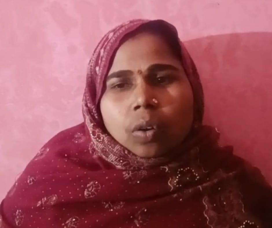 Barabanki News: "नशे में धुत होकर घर में घुसे-जेवर, मोबाइल कर दिए गायब"—महिला ग्राम प्रधान ने चौकी इंचार्ज पर लगाए संगीन आरोप; मचा हड़कंप...Video 