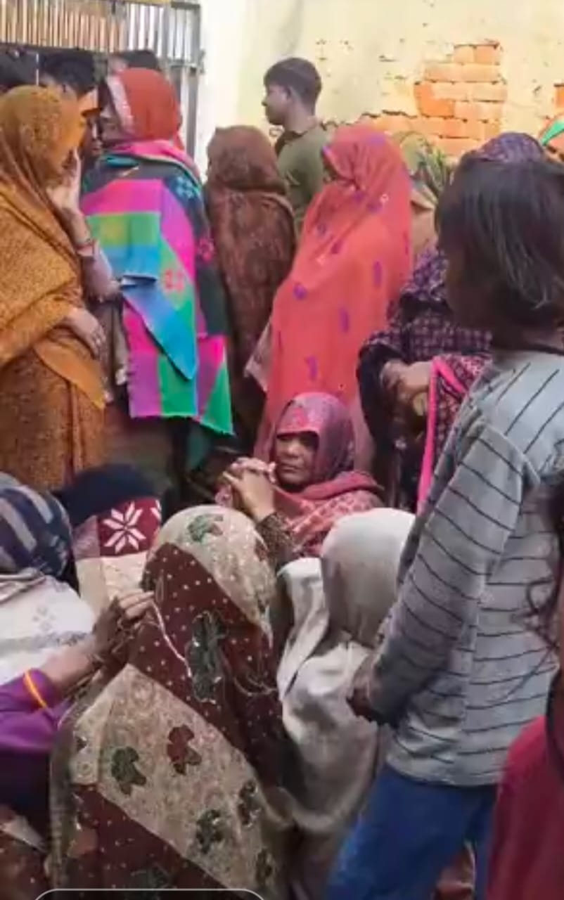 Barabanki: पत्नी से विवाद के बाद निजी चिकित्सक की संदिग्ध मौत, कमरे में मफलर के फंदे से लटका मिला शव; गांव में हड़कंप