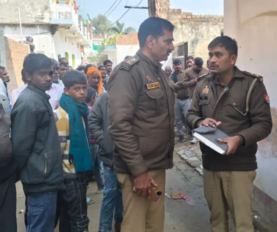 Barabanki: पत्नी से विवाद के बाद निजी चिकित्सक की संदिग्ध मौत, कमरे में मफलर के फंदे से लटका मिला शव; गांव में हड़कंप