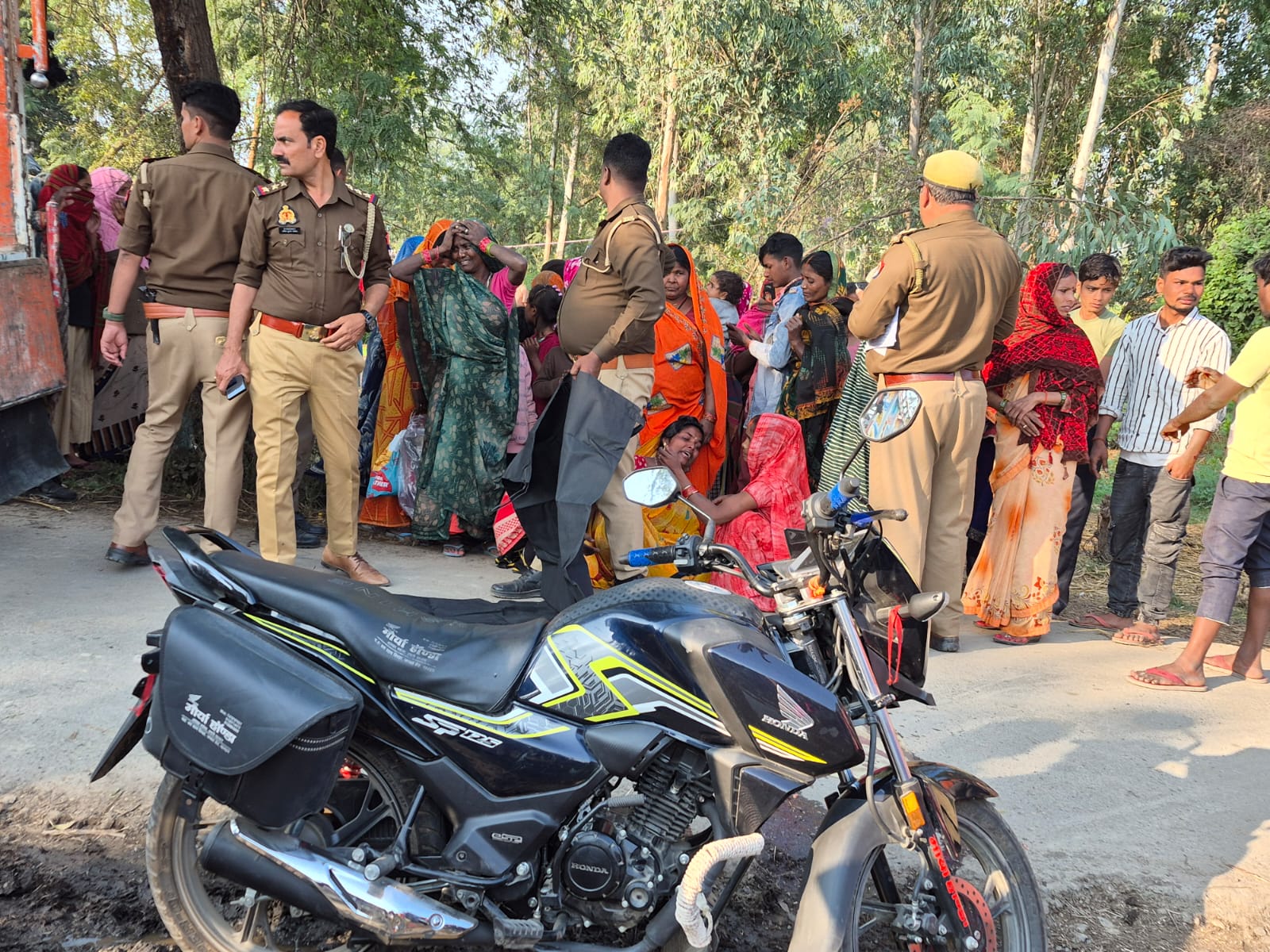 Barabanki: ओवरटेक करते बाइक फिसलने से दर्दनाक हादसा, ट्रैक्टर-ट्रॉली से कुचलकर महिला की मौत