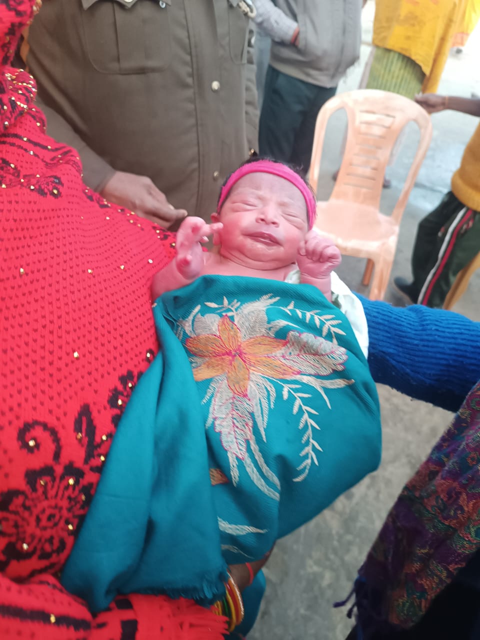 Barabanki News: पीपल के पेड़ के नीचे मिला नवजात, रोने की आवाज से खुला राज — इलाके में सनसनी