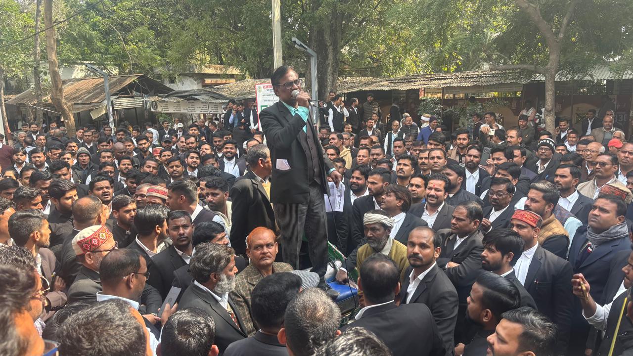 Barabanki: अधिवक्ता प्रोटेक्शन एक्ट समेत कई मांगो को लेकर वकीलों का ज़ोरदार प्रदर्शन, सीएम, गवर्नर सहित केंद्रीय मंत्री को भेजा ज्ञापन