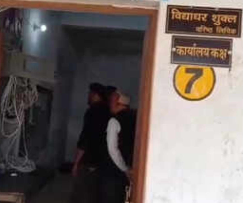 बाराबंकी के लोनी कटरा थाना क्षेत्र में सरकारी इंटर कॉलेज के बाबू पर हाईस्कूल की मार्कशीट लेने आई छात्रा से छेड़खानी और अश्लील वीडियो दिखाने का आरोप। पीड़िता की शिकायत पर पुलिस ने दर्ज किया मुकदमा, जांच जारी।