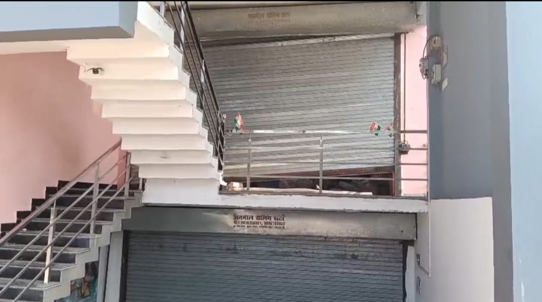 Barabanki: लॉजिस्टिक्स कंपनी के ऑफिस को बेख़ौफ़ चोरों ने बनाया निशाना, ₹3 लाख से अधिक की नकदी और लाखों का सामान चोरी; घटना से इलाक़े में फैली दहशत