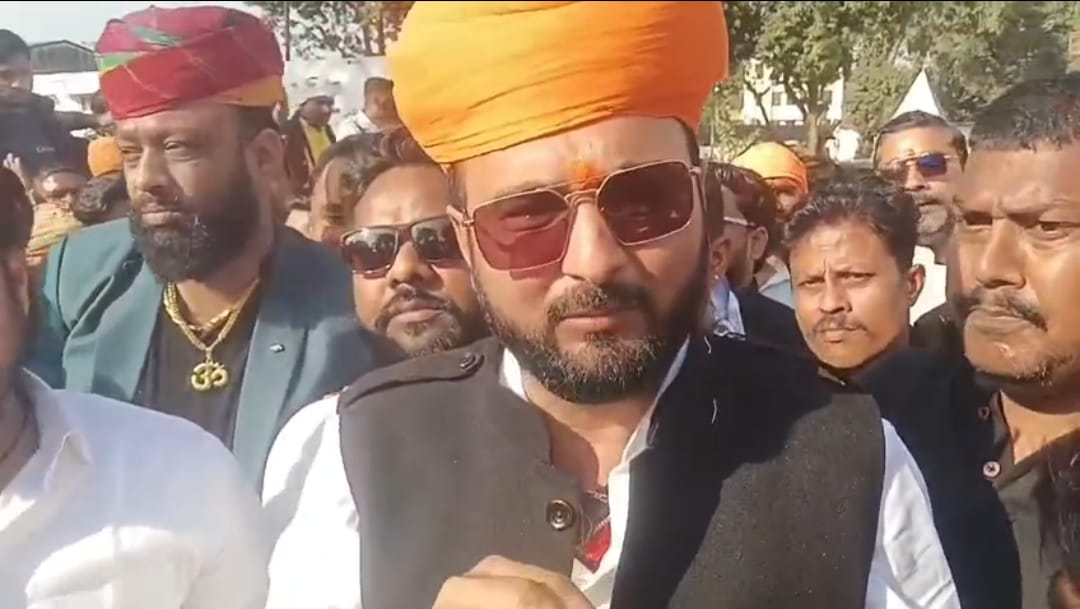 Barabanki: करणी सेना के शक्ति प्रदर्शन के बाद "बैकफुट" पर आया पुलिस-प्रशासन, सपा नेता सावन यादव के खिलाफ भी दर्ज हुई FIR