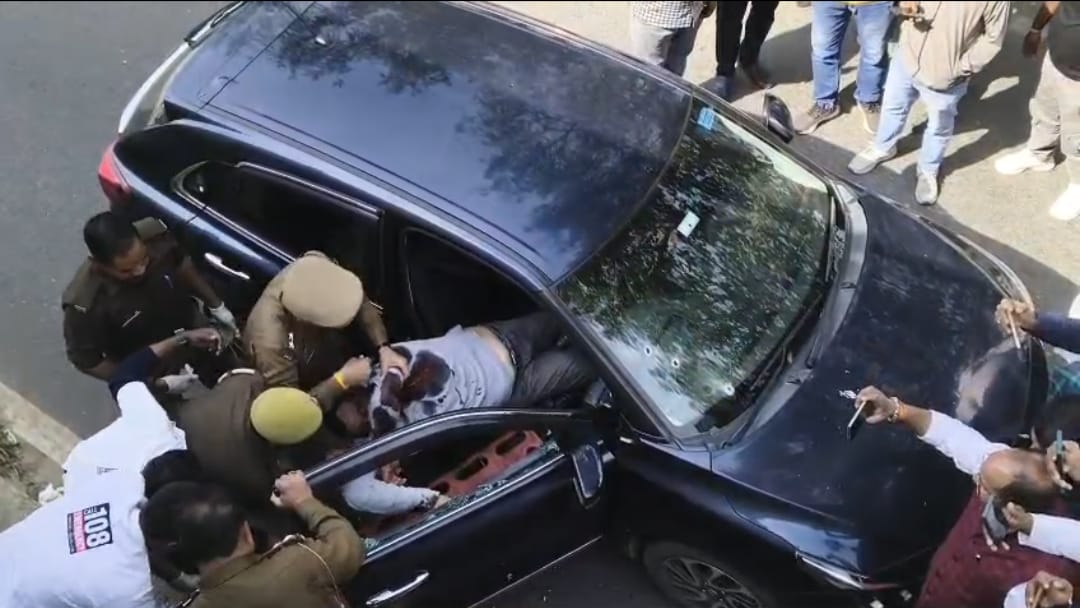 Barabanki: अधिवक्ता शुऐब किदवई बॉबी हत्याकांड - 48 घंटे बाद भी खुलासा नहीं कर सकी पुलिस, नाराज़ वकीलों ने एसपी ऑफिस का किया घेराव