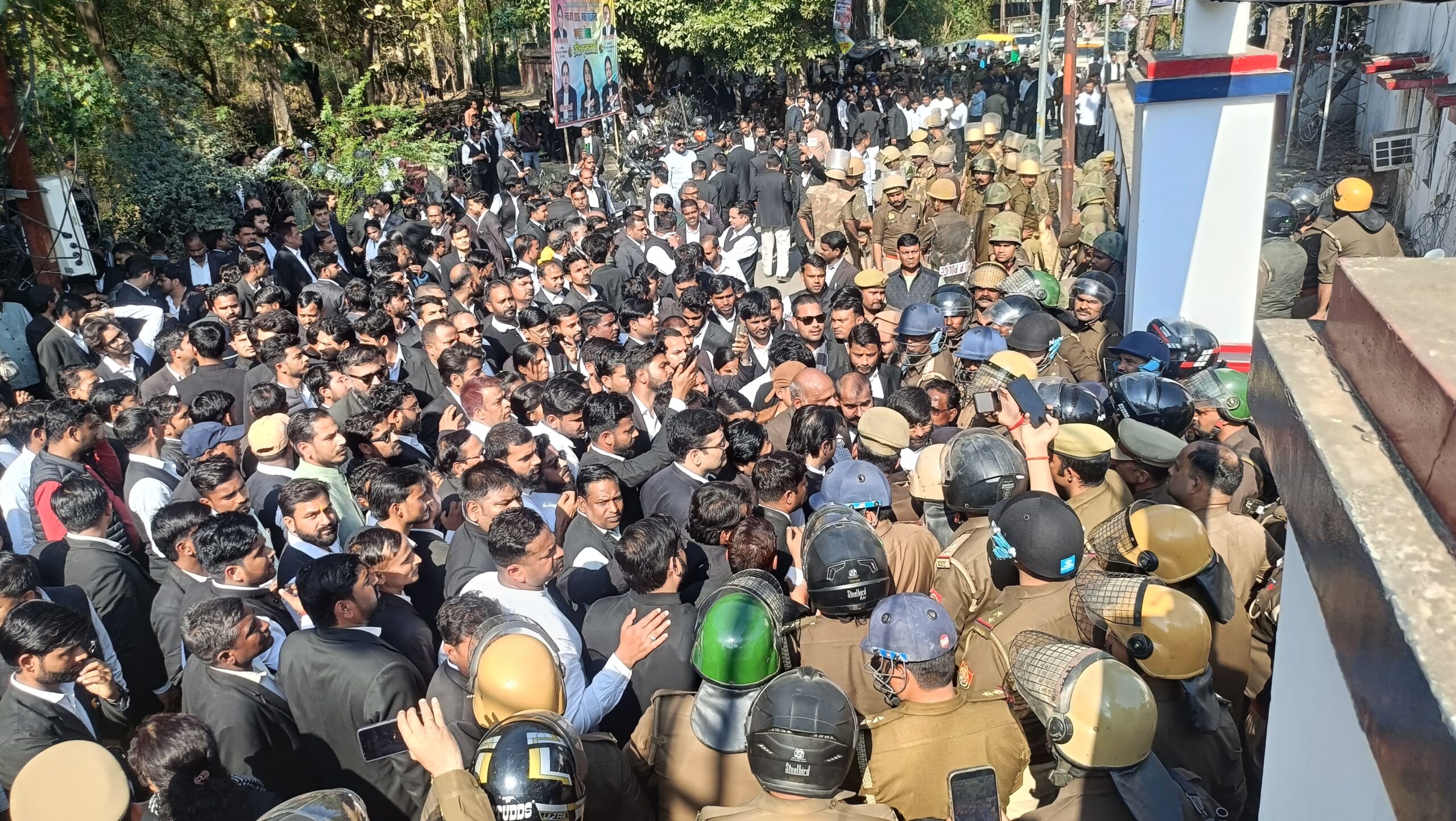 Barabanki: अधिवक्ता शुऐब किदवई बॉबी हत्याकांड - 48 घंटे बाद भी खुलासा नहीं कर सकी पुलिस, नाराज़ वकीलों ने एसपी ऑफिस का किया घेराव