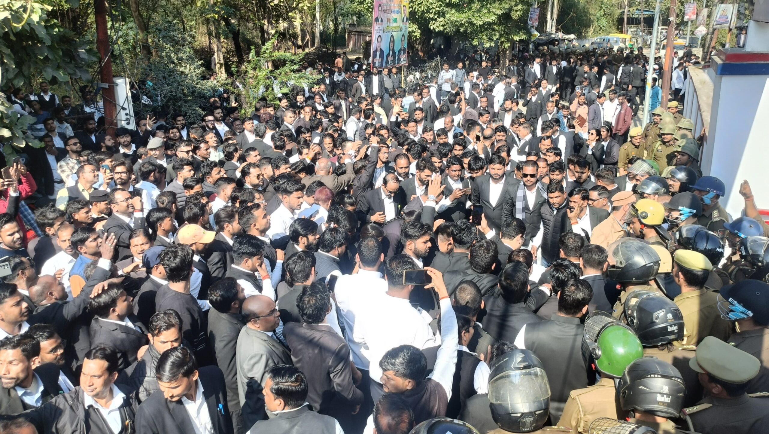 Barabanki: अधिवक्ता शुऐब किदवई बॉबी हत्याकांड - 48 घंटे बाद भी खुलासा नहीं कर सकी पुलिस, नाराज़ वकीलों ने एसपी ऑफिस का किया घेराव