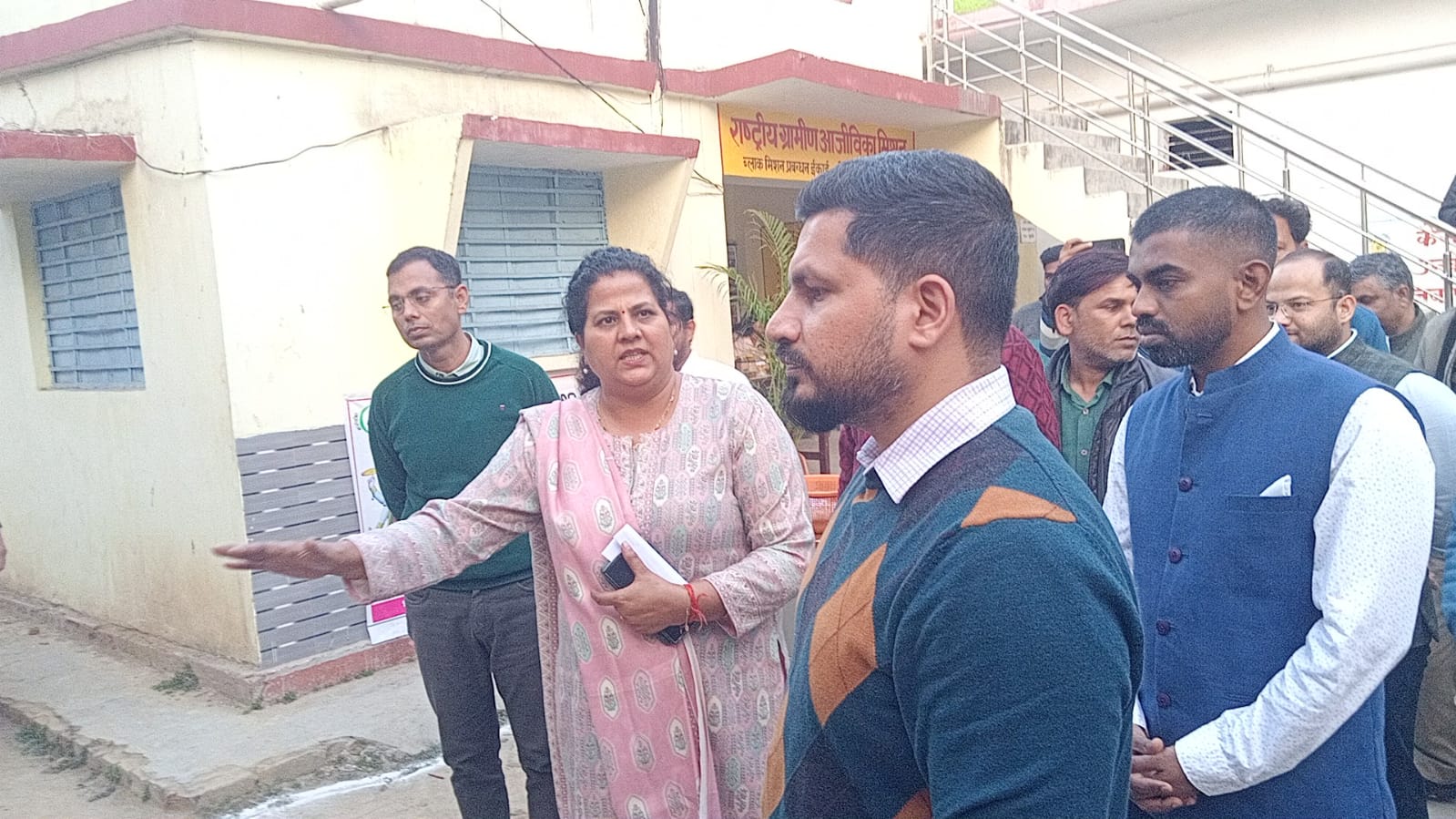 Barabanki: डीएम शशांक त्रिपाठी ने किया बंकी ब्लॉक का निरीक्षण, अतिक्रमण हटाने और परिसर सुधार के दिए सख्त निर्देश