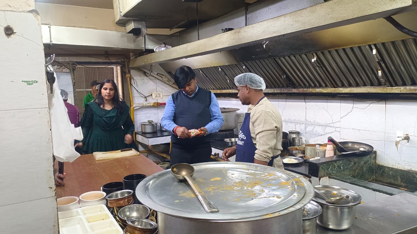 Barabanki: न्यू उपवन रेस्टोरेंट का खाना खाकर मरते-मरते मचा परिवार, FSDA की छापेमारी में मिली दूषित खाद्य सामग्री; मचा हड़कंप