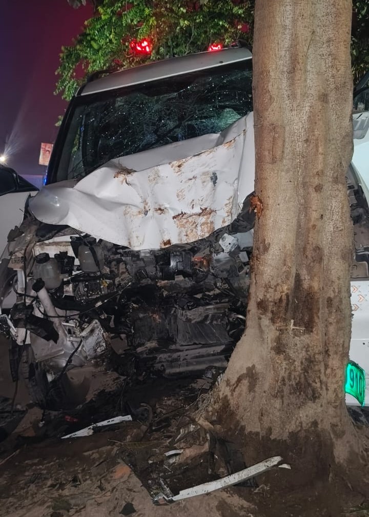 Barabanki: लखनऊ-अयोध्या हाईवे पर पेड़ से टकराई तेज़ रफ़्तार Mahindra EV, चार घायल, एक की हालत नाज़ुक