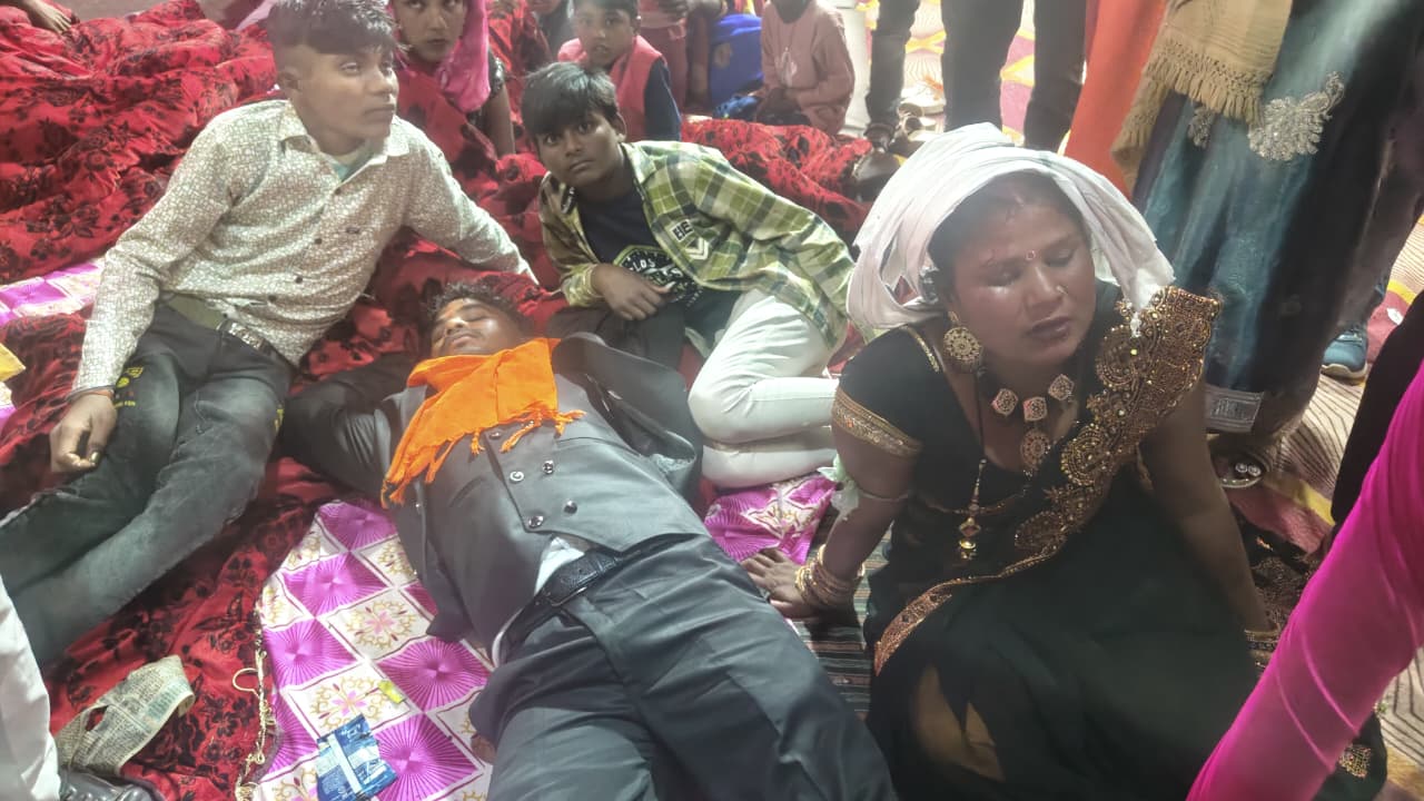 Barabanki: स्टेज पर सेल्फी लेने को लेकर दूल्हा-दुल्हन पक्ष में मारपीट, जमकर चले लाठी-डंडे और कुर्सियां; कई लोग घायल