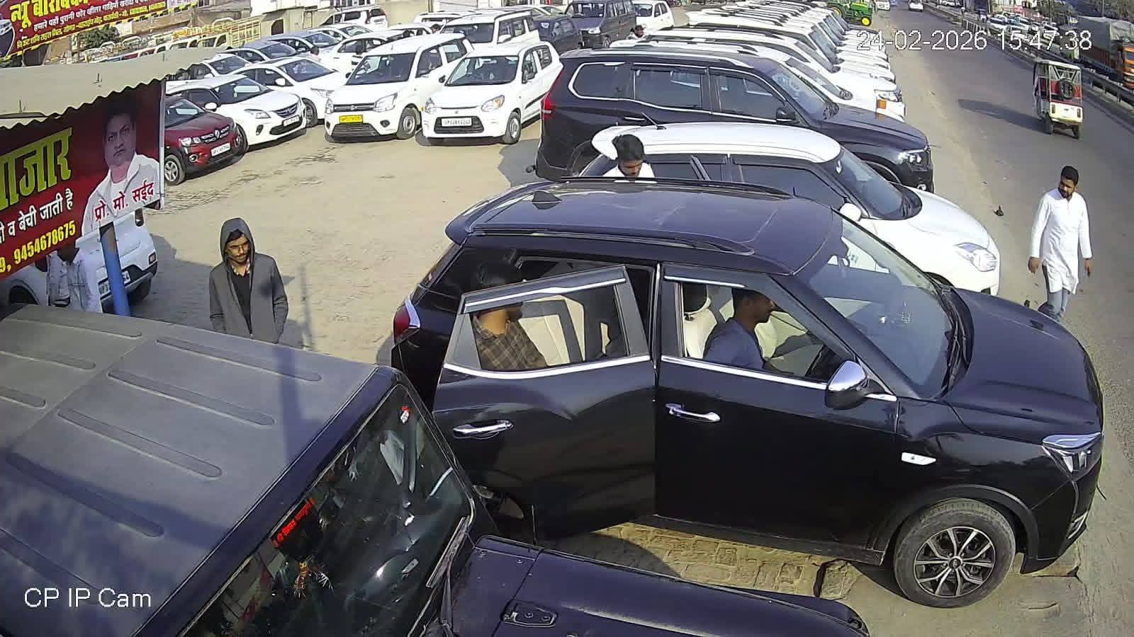 Barabanki: टेस्ट ड्राइव के बहाने कार बाज़ार से लूटी XUV-300, चलती कार से कर्मचारी को फेंक फरार हुए बदमाश