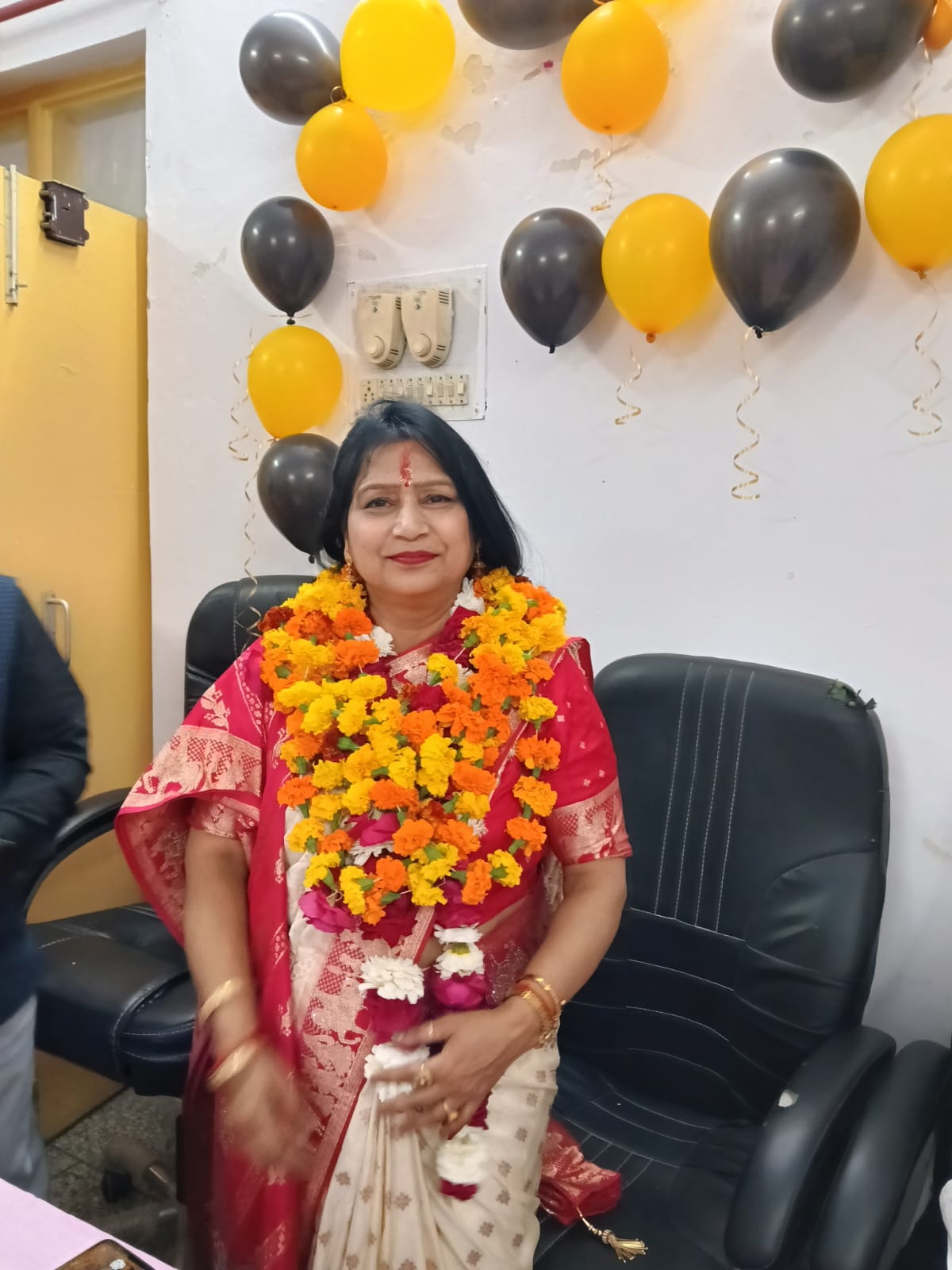 Barabanki: 38 वर्षों की सेवा देने के बाद मेट्रन मधु जायसवाल को भावभीनी विदाई, जिला अस्पताल में भव्य सम्मान समारोह आयोजित