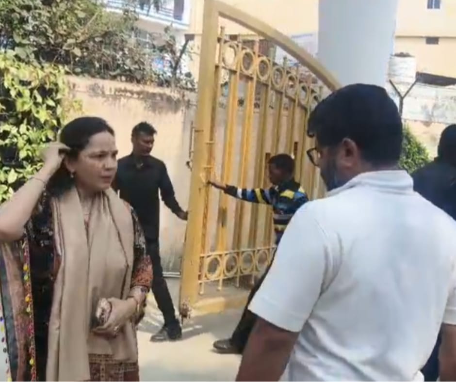 Barabanki: हिन्द मेडिकल कॉलेज में ‘वर्चस्व’ की जंग, चेयरपर्सन और पूर्व अध्यक्ष को गेट पर रोका; अवैध कब्जे और फर्जीवाड़े के आरोप