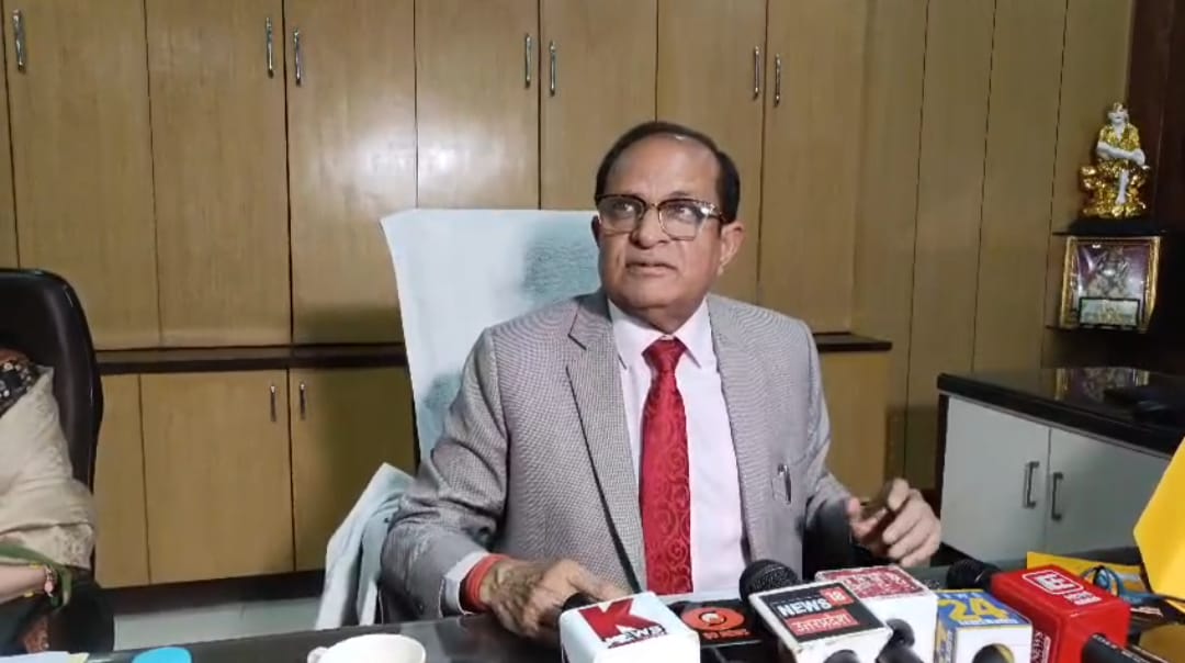 Barabanki: हिन्द मेडिकल कॉलेज में ‘वर्चस्व’ की जंग, चेयरपर्सन और पूर्व अध्यक्ष को गेट पर रोका; अवैध कब्जे और फर्जीवाड़े के आरोप