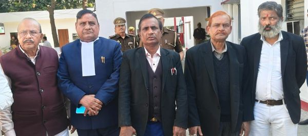 Barabanki: अधिवक्ता शुऐब किदवई बॉबी हत्याकांड - 48 घंटे बाद भी खुलासा नहीं कर सकी पुलिस, नाराज़ वकीलों ने एसपी ऑफिस का किया घेराव