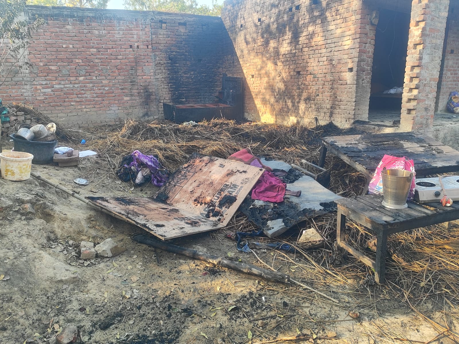 Barabanki: चूल्हे की चिंगारी से छप्परनुमा मकान में लगी भीषण आग, गंभीर रूप से झुलसी महिला, लखनऊ रेफर